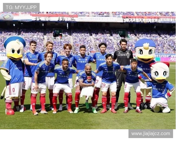 大阪钢花与札幌冈萨的激烈对决展现足球魅力与团队精神